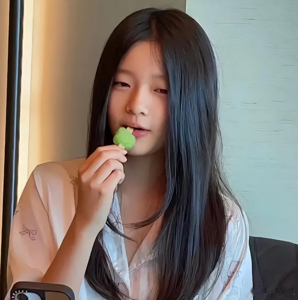 自从汪小菲晒出小玥儿姐弟的正面照后，似乎是刺激到了大S一家，双方的矛盾开始越来越
