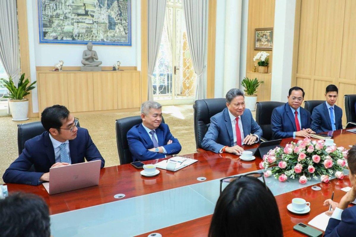 柬埔寨副首相孙占托前脚称柬埔寨正寻求减少对中国的依赖，后脚就要以全方位服务吸引韩