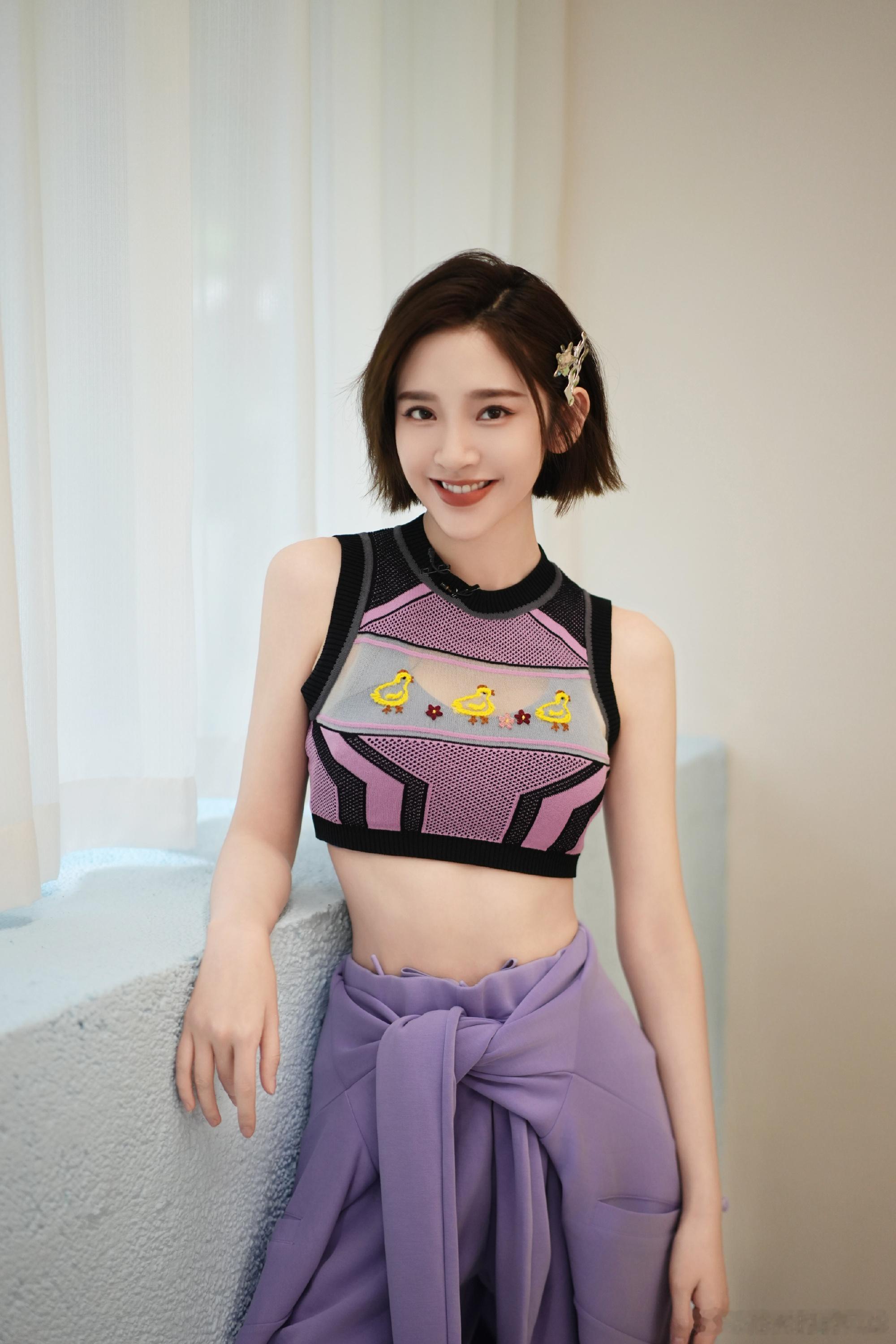 唐艺昕说不能在幼儿园待着了唐艺昕性格太讨喜，主动玩梗告别幼儿园舞台，私下拼命练习