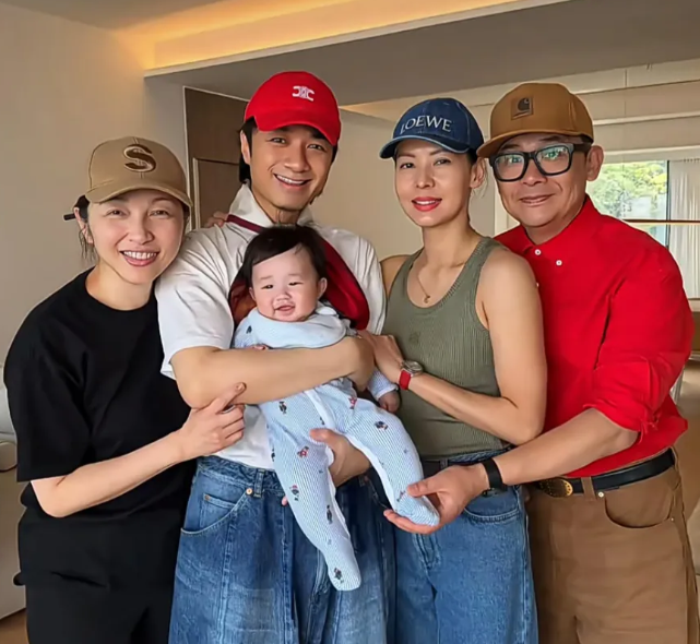 古巨基57岁妻子产后罕露面在豪宅接待好友状态好，二胎曝光像极了妈妈音乐人雷颂