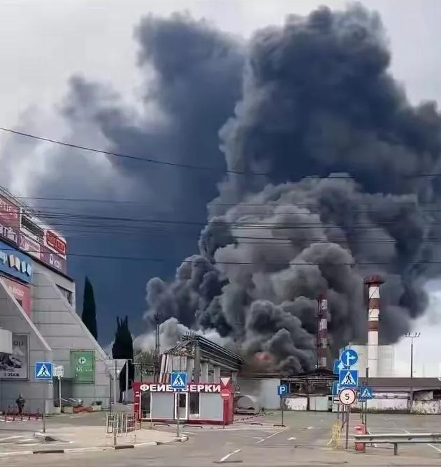 油荒！俄罗斯每月要进口40万吨石油6月以来，俄罗斯多地的汽油供应突然变得“紧