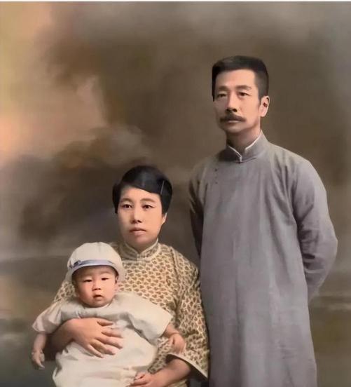 鲁迅在北京的时候，大冬天也不穿棉裤，就穿着一条很单薄的裤子，据他的朋友说，这是为