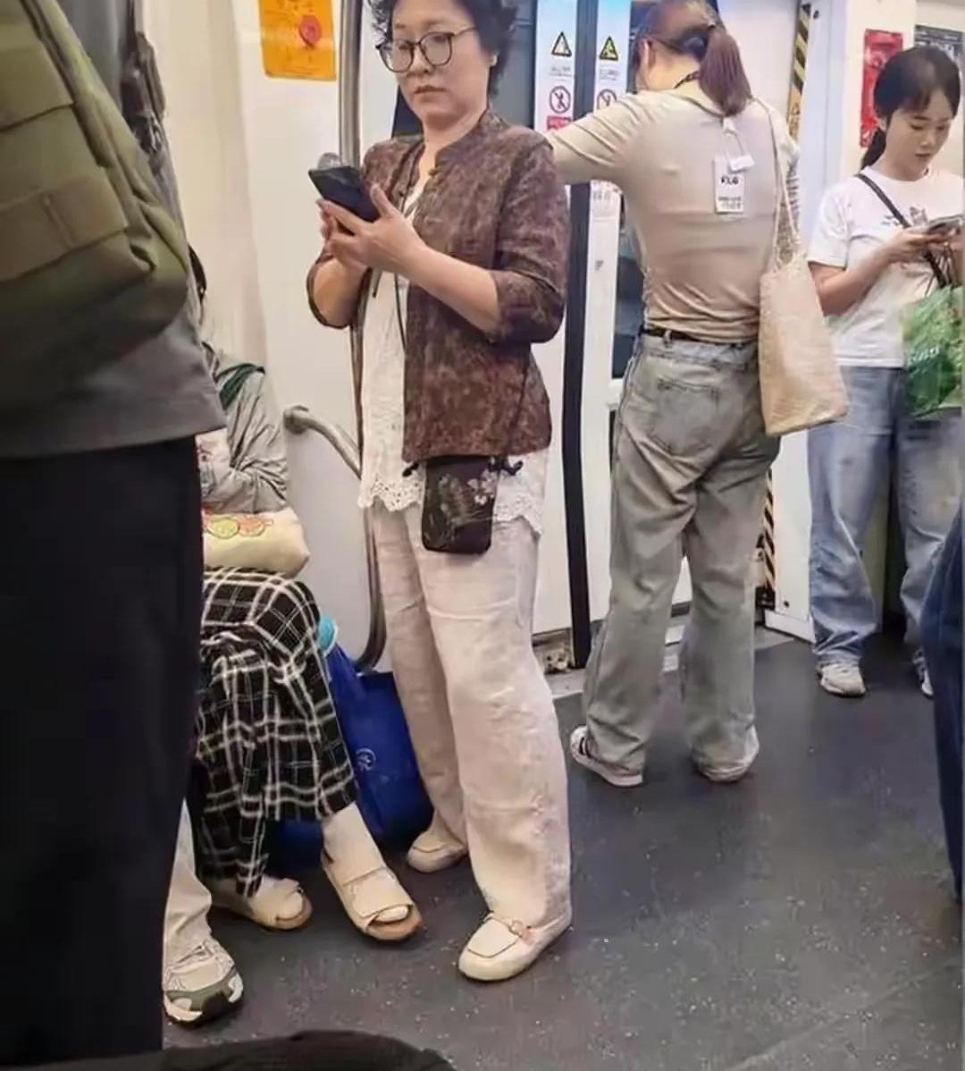 三小时的高铁，我被迫盯着一只光脚看了三小时。对面大哥上车不到十分钟就把鞋扒了，