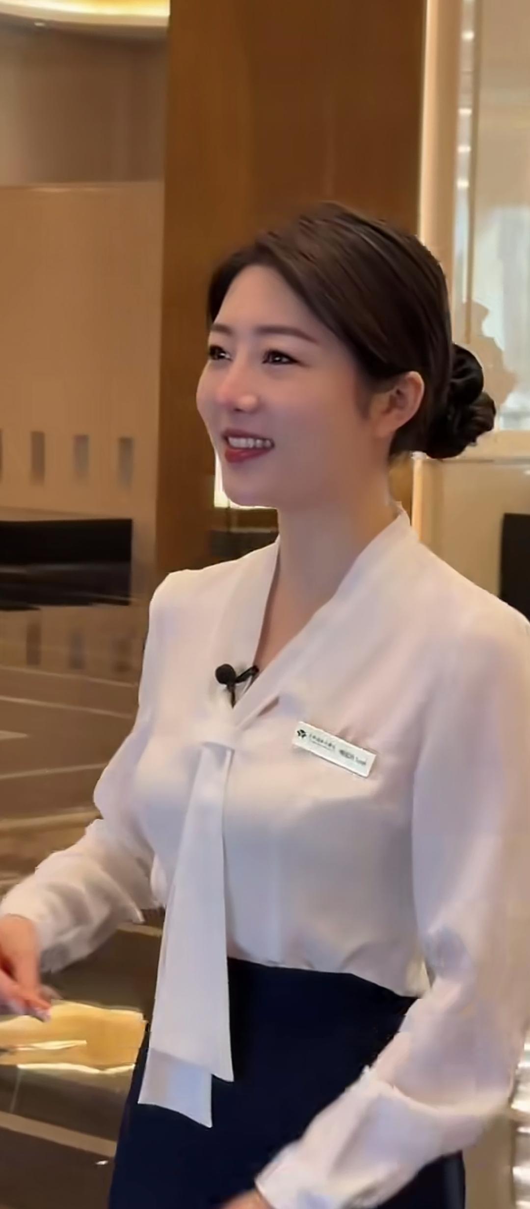 优雅接待，微笑服务，专业形象，酒店前台的日常🌟