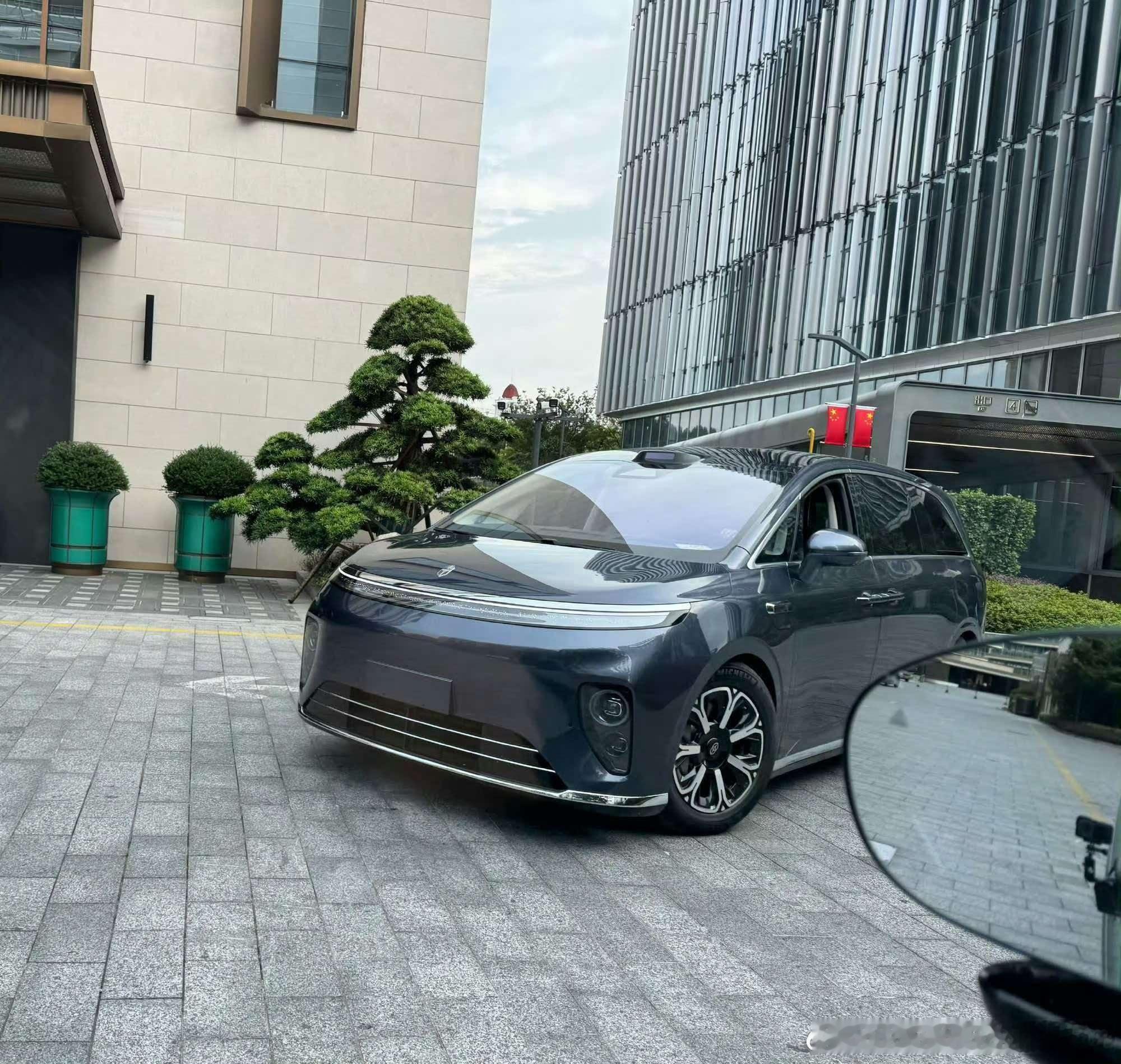 享界V8实车质感很好，不输S9。鸿蒙智行​​​