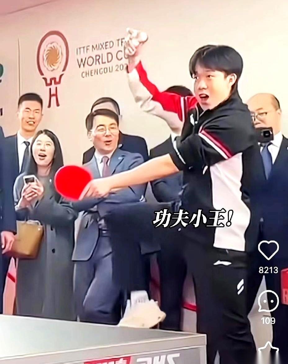 我真怕王楚钦下一秒就掏出手机，对着马克龙说：哥，你看我小时候的照片，一模一样！