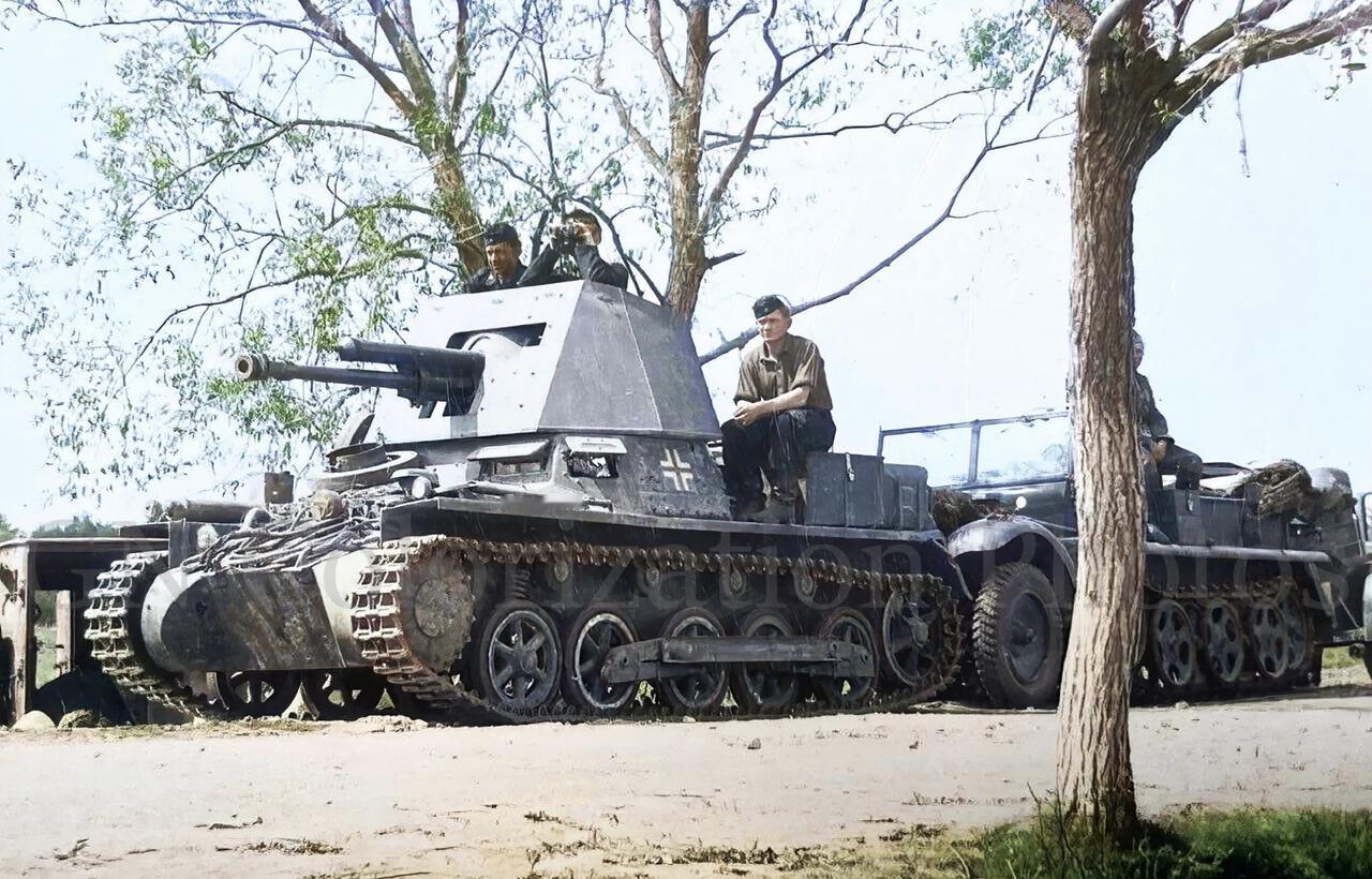 巴巴罗萨彩色图一：1941年8月，德国一号坦克歼击车正行驶在通往白俄罗斯斯洛