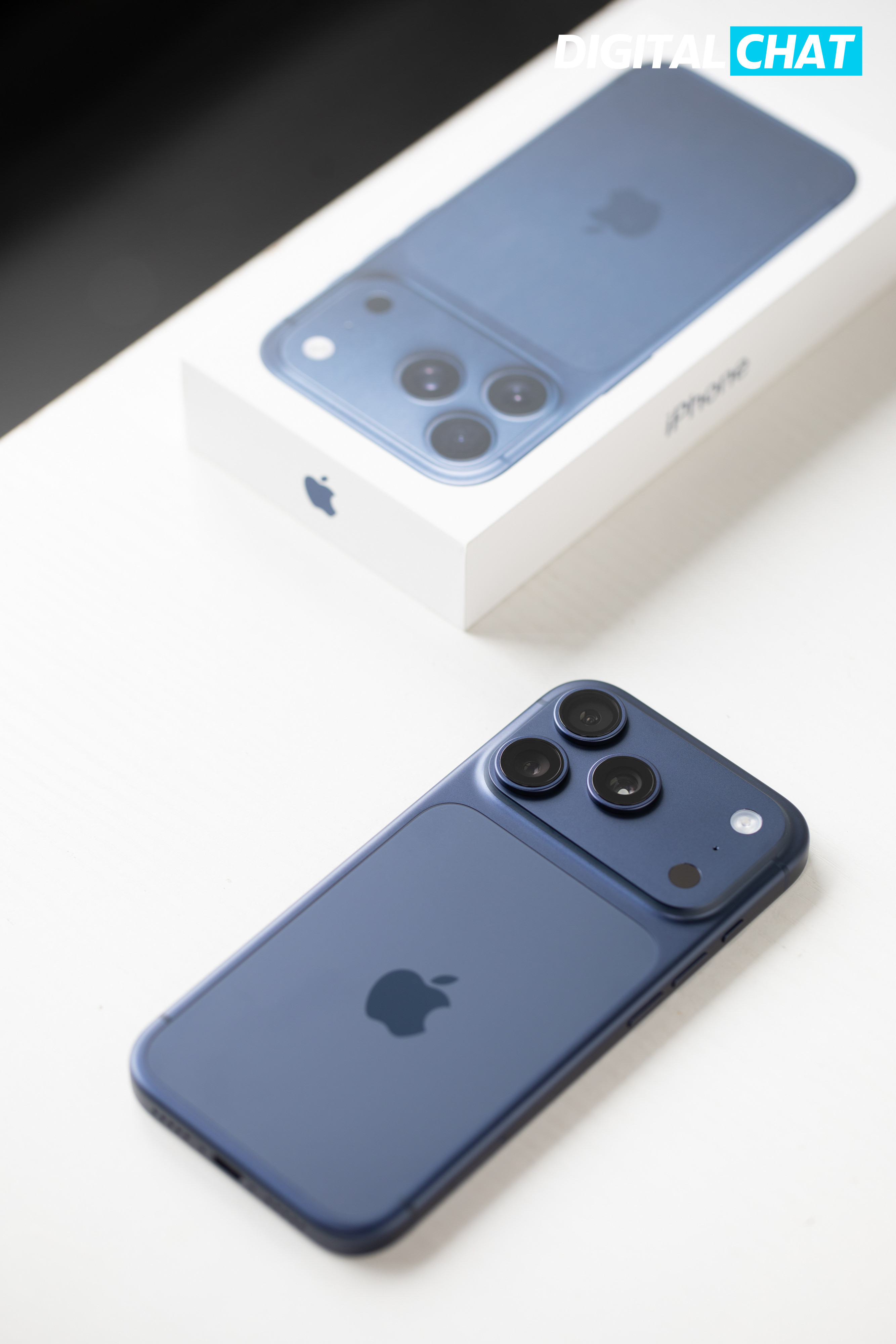 iPhone17Pro深蓝色真机实拍，真机质感居然比想象中要好看一些，唯一担
