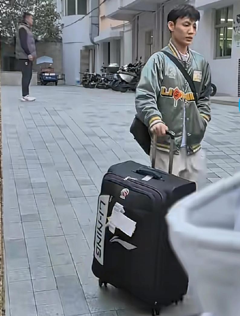 徐中锋带伤出征浙江，萨姆纳足够好，胡明轩要更硬徐杰今天带伤出征，眉骨缝三针，