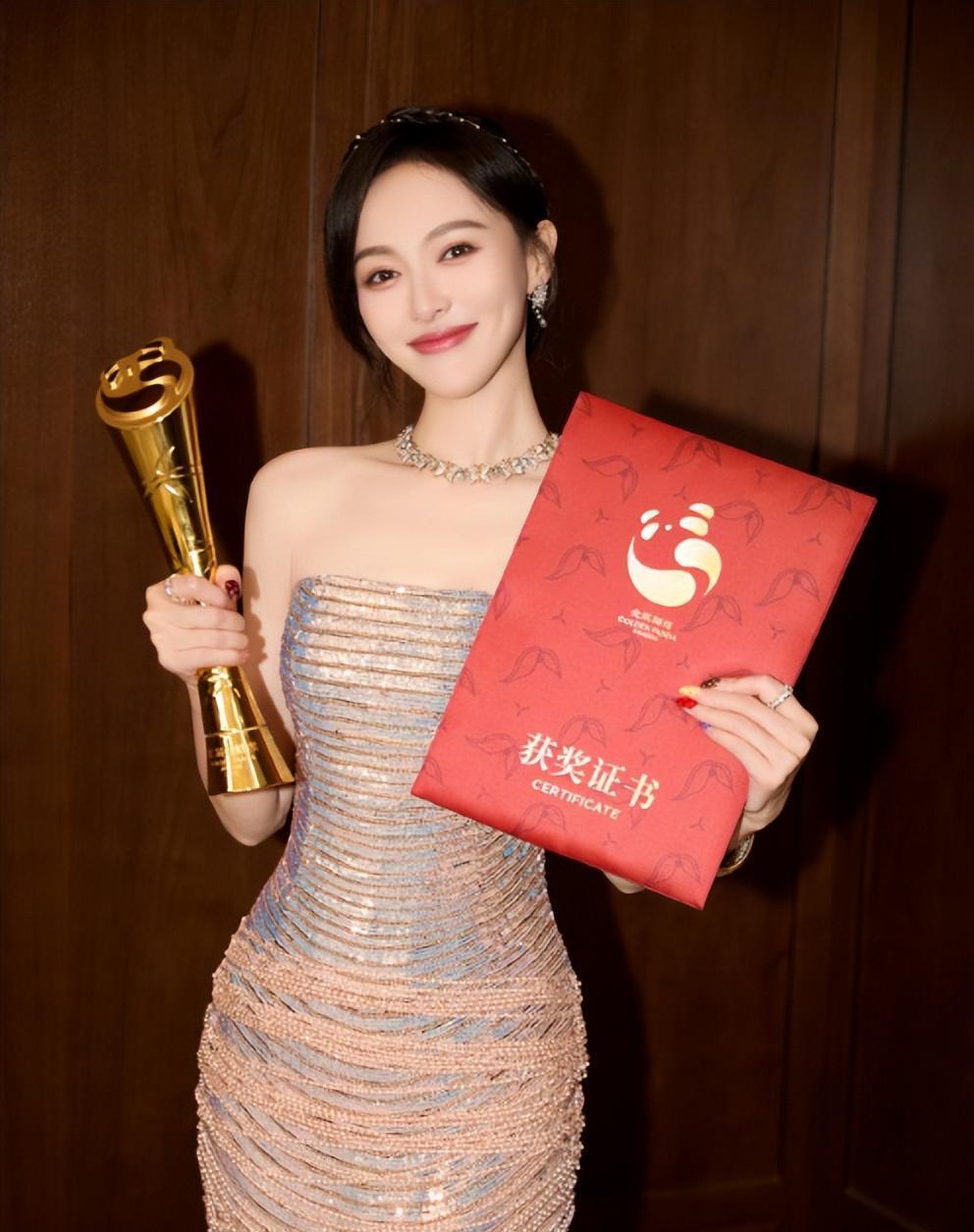 成都这一夜，女明星千娇百媚，唐嫣惊为天人，第二届金熊猫奖正式收官！85花
