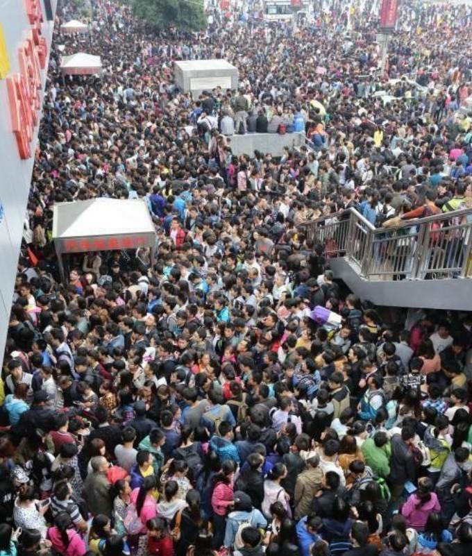 为什么中国很多火车站站前都建有一个大广场？因为自从2008年广州火车站的惨烈事故