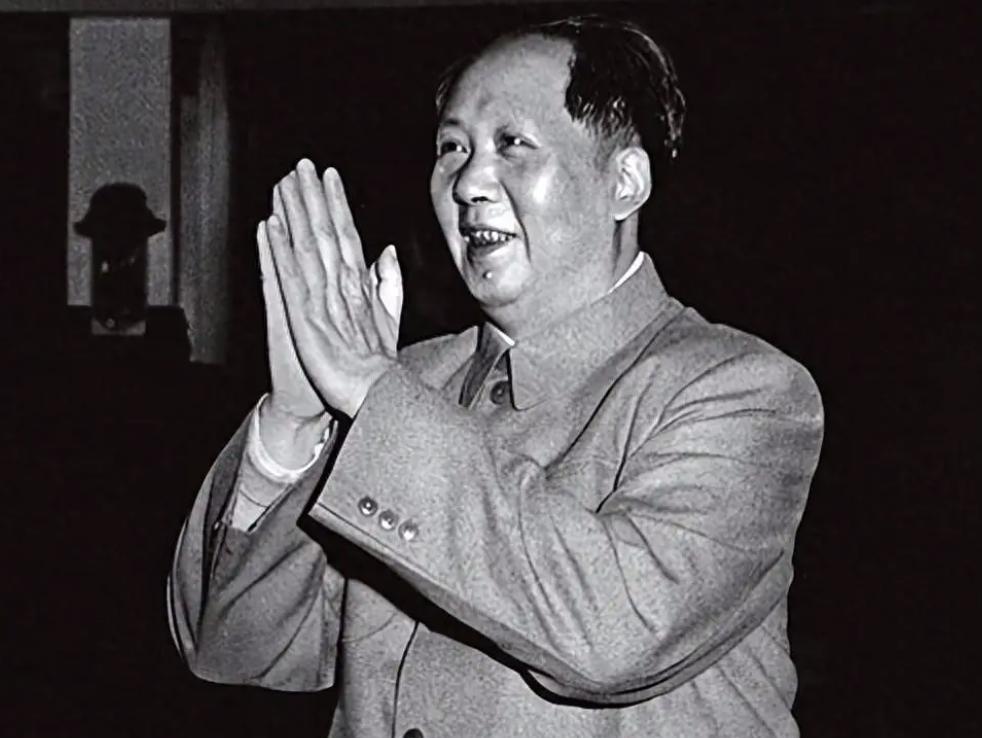 1960年毛主席咬了一口面前的油饼，突然表情一变，对着工作人员喊道：“这饼有问题