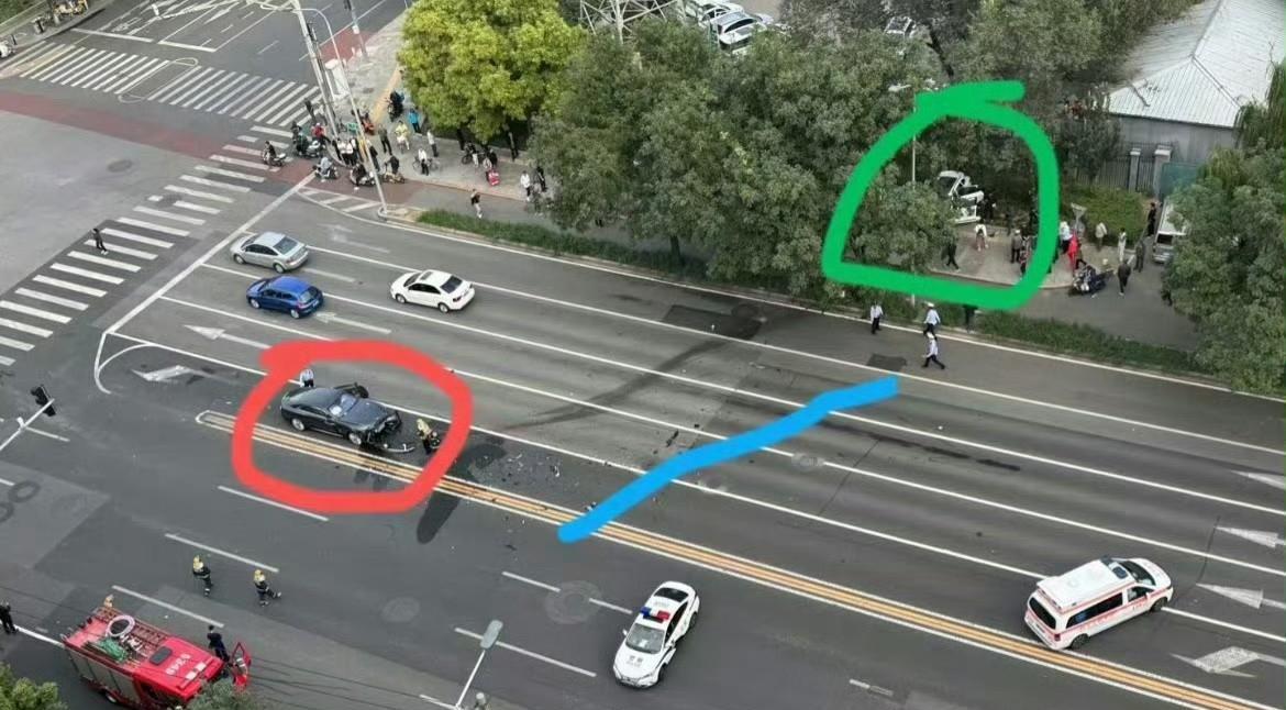 知名车评人陈震的劳斯莱斯闪灵撞了根据目击者拍到的照片，能够看到，他的劳斯莱斯闪