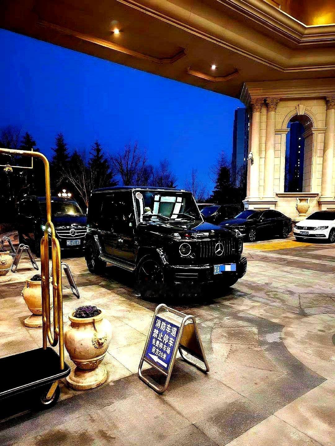 王宝强冯清现身青岛，相处模式引热议！4月7日下午，青岛某酒店门口，俩人开