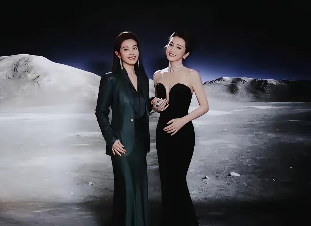 哇哦！我怎么感觉李雪比李冰冰本人还像李冰冰呢。没想到李冰冰和妹妹李雪长得这般相