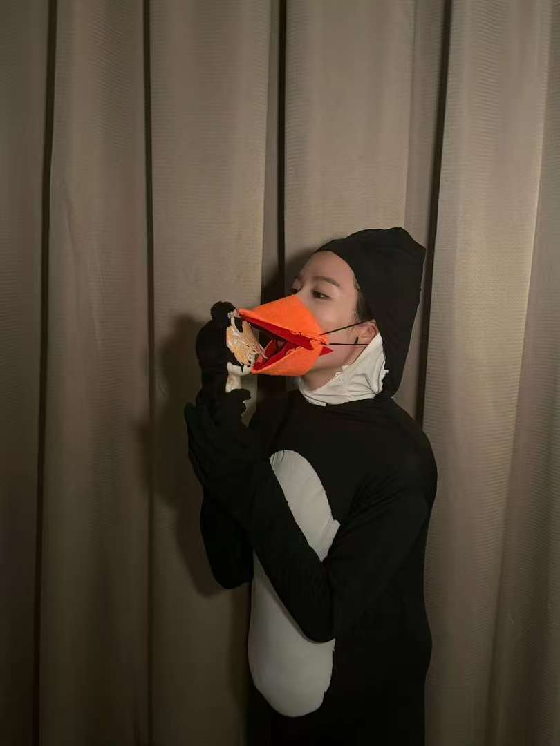 卢昱晓cos抽象企鹅卢昱晓网速卢昱晓的网速一如既往地快,太抽象了哈哈哈哈哈