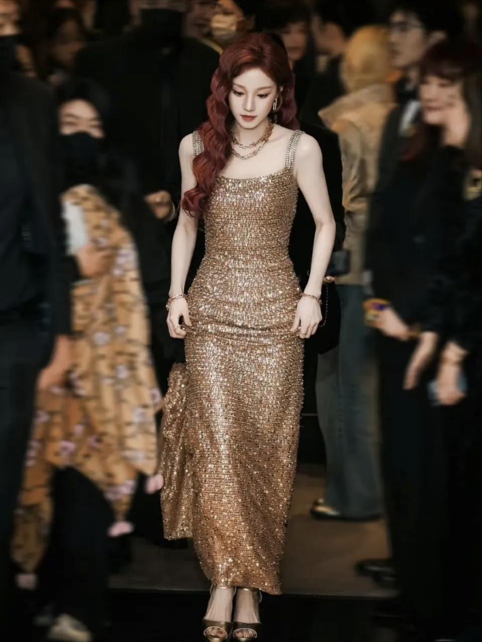 宋雨琦这身礼服很赞，就是红头发，不太适合。这身金灿灿的礼服很闪亮，但是这头发有点