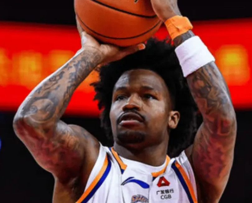 上海男篮三套阵容太豪华！强到没朋友！四外援搭档六国手上海男篮经过引援，阵容豪华