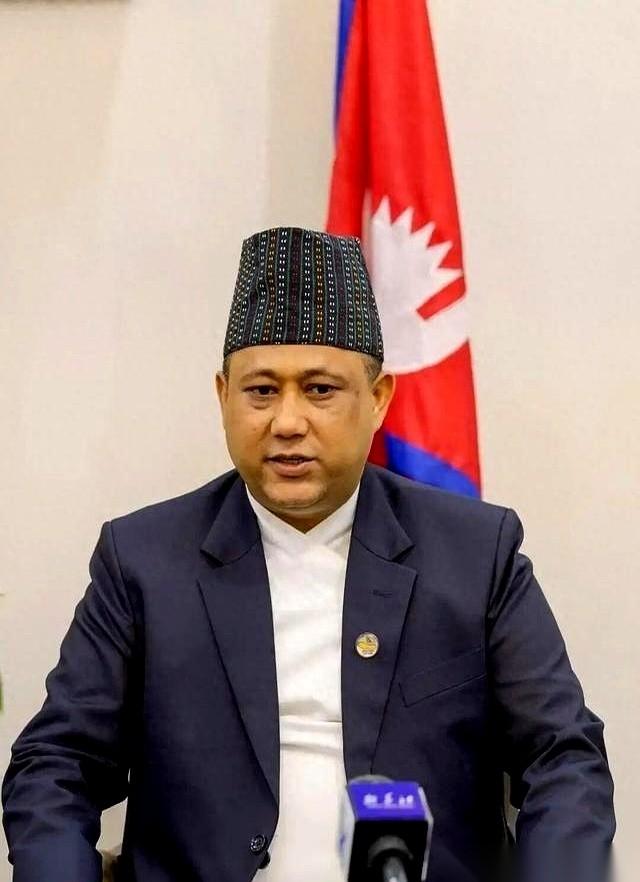 尼泊尔外长对着新华社记者的镜头，连着倒出了四个词：资金、物资、技术、人员。但他