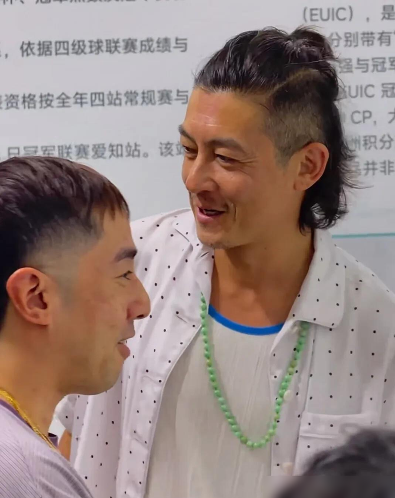 陈冠希老了，评论区全在骂。黄晓明站旁边，像他侄子。外滩卡展，俩人同框。一个46，一个48，差两岁，看
