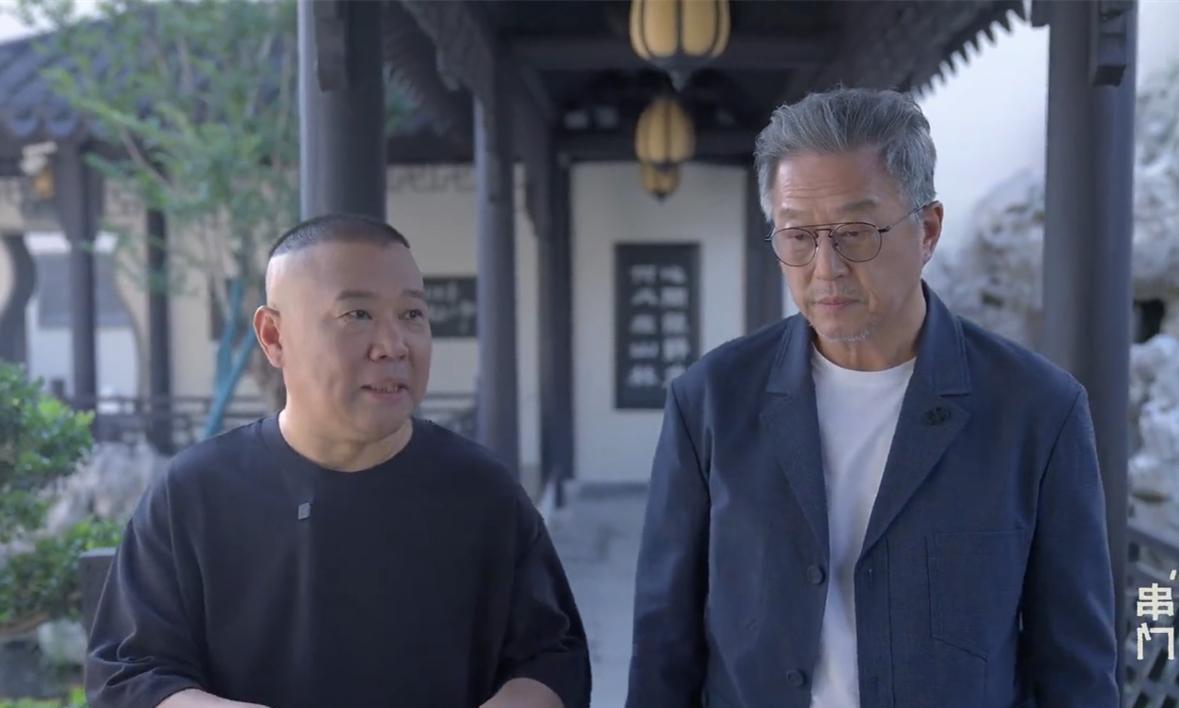 都是千年的狐狸，玩什么聊斋。郭德纲带着王伟忠参观自己的豪宅。在院子里，郭德纲讲道