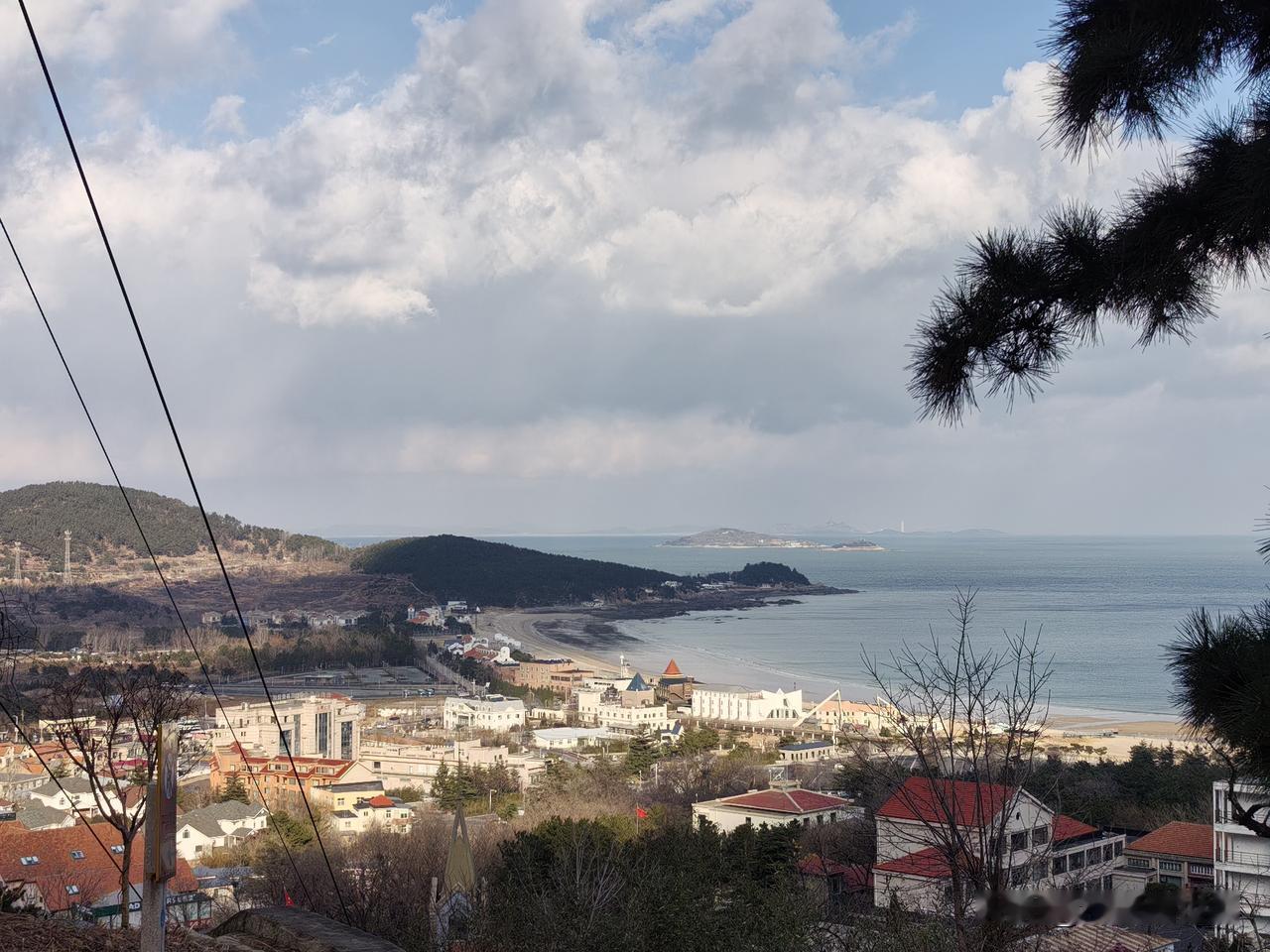 一会晴空万里，白云朵朵。一会雪花飘飘，阴风阵阵，甚至大太阳下大雪纷飞。海上第