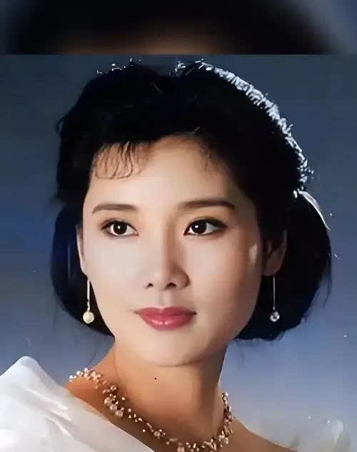 何赛飞年轻时因长相太美，气质出众，令追求者望而却步。她与亲妹妹在舞台上扮10年“