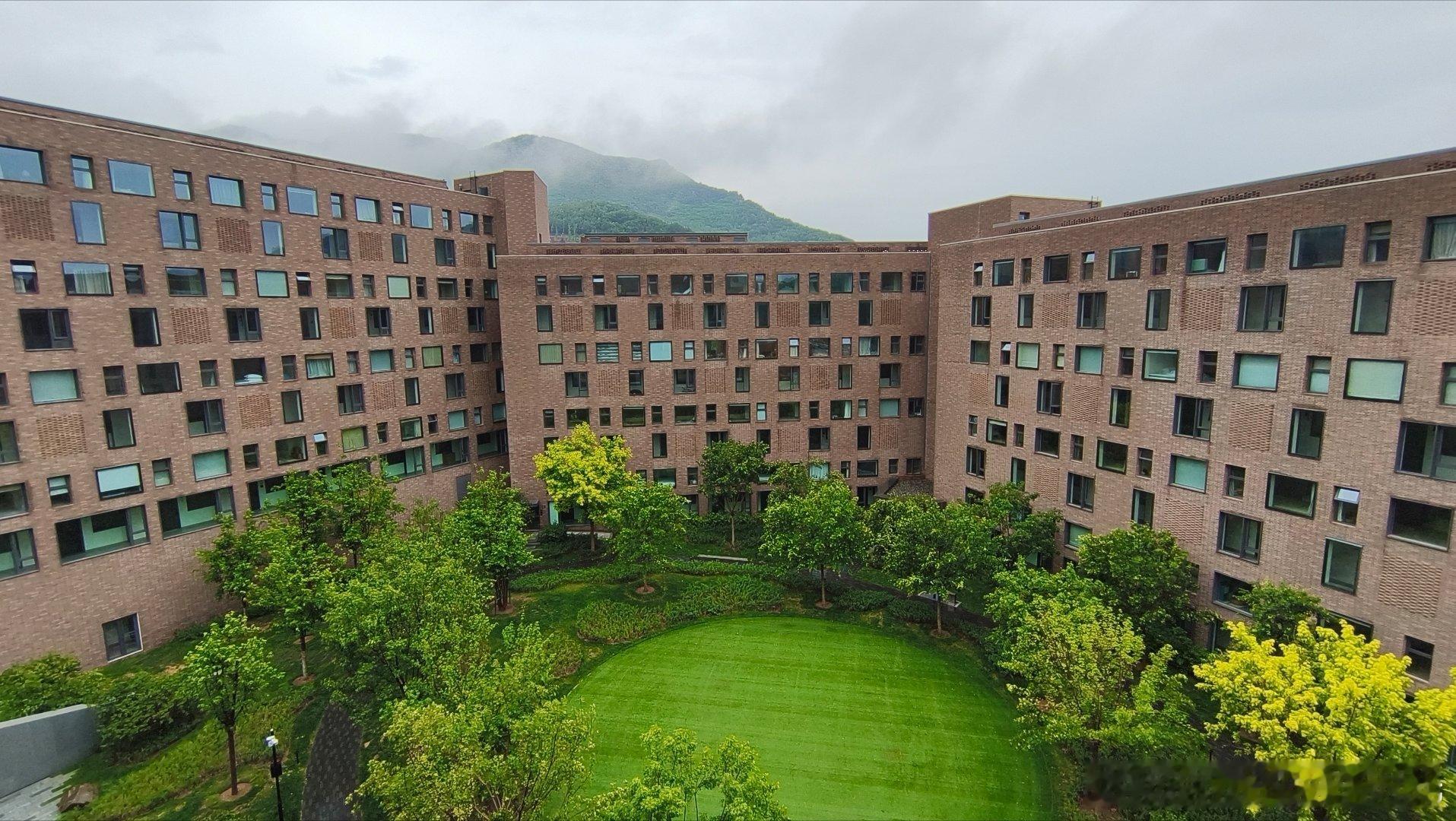 的成功靠的是好品味，园林设计，建筑设计方面的好品味，引进店家和社区运营方面的好品