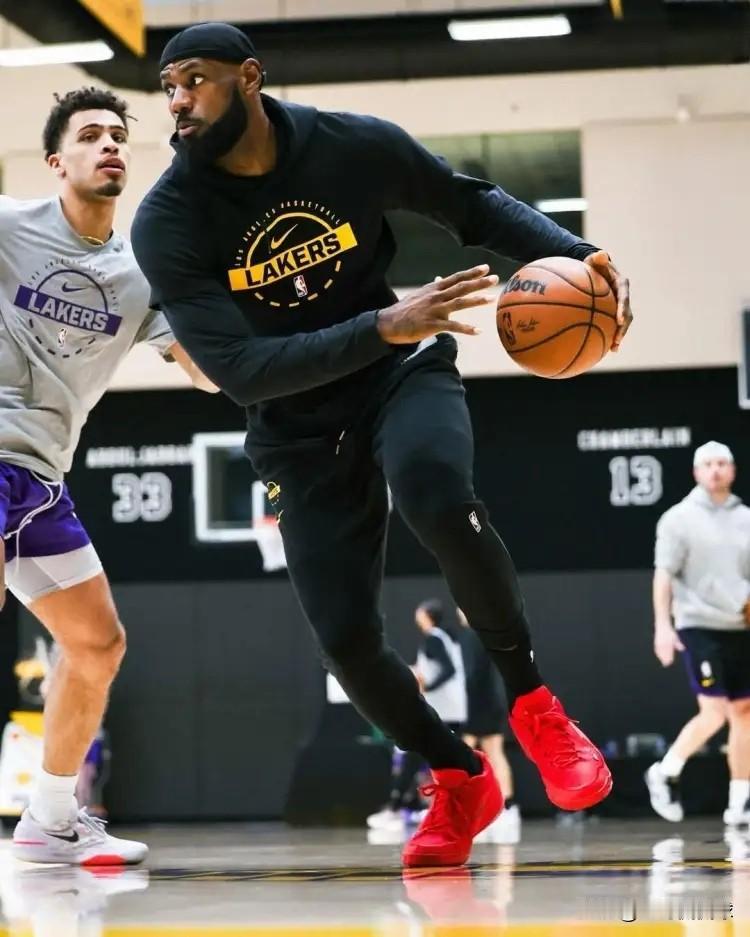 湖人终于看到了结束连败的希望！明天湖人将会在客场挑战国王，力争结束自己的两连败。