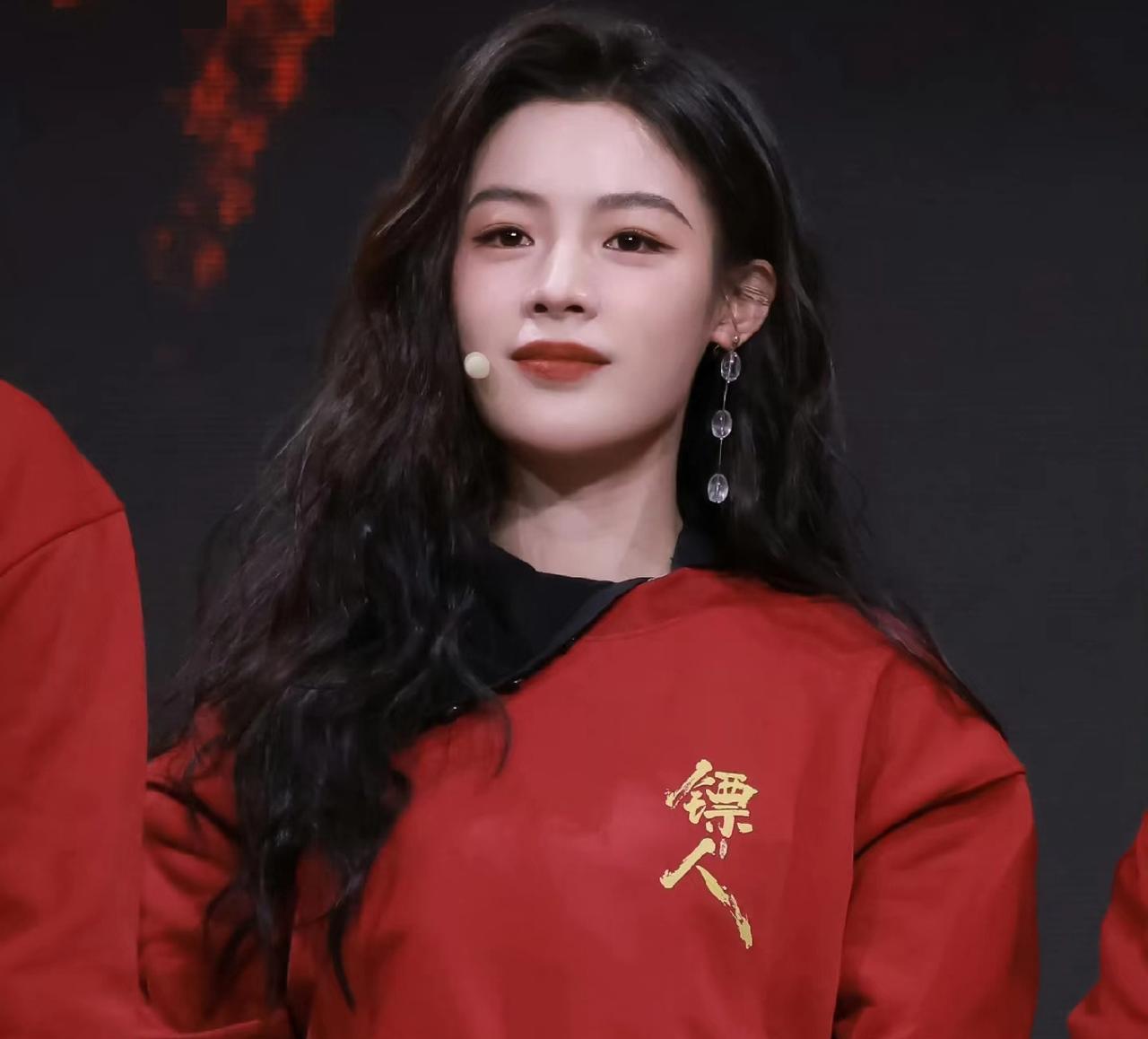 你敢信？一个越剧女演员，让00后连夜排队抢票。她把濒危的传统戏曲，玩成了比演