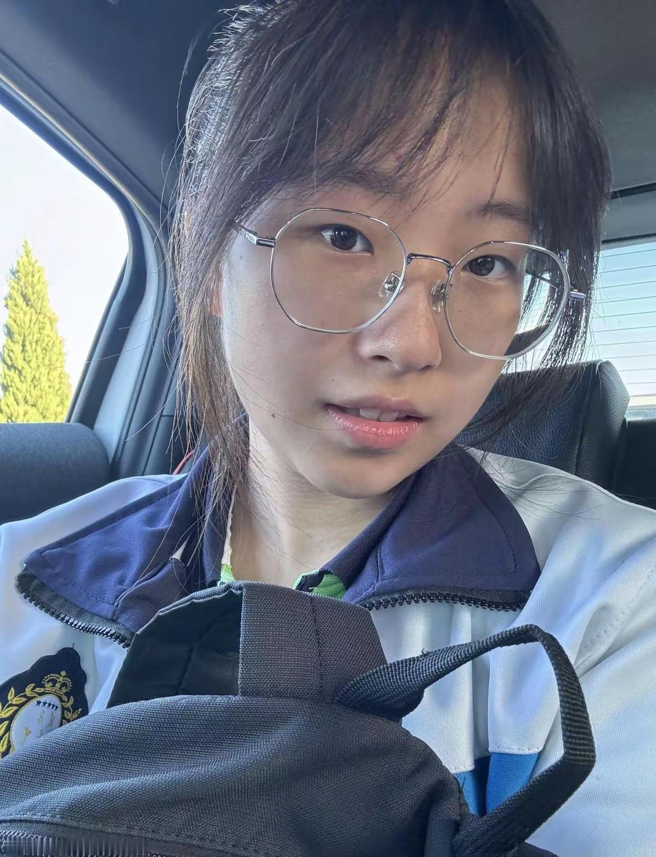 戴着眼镜的女生在车里自拍。共享美人靓照有哪些女生日常好看穿搭可以借鉴