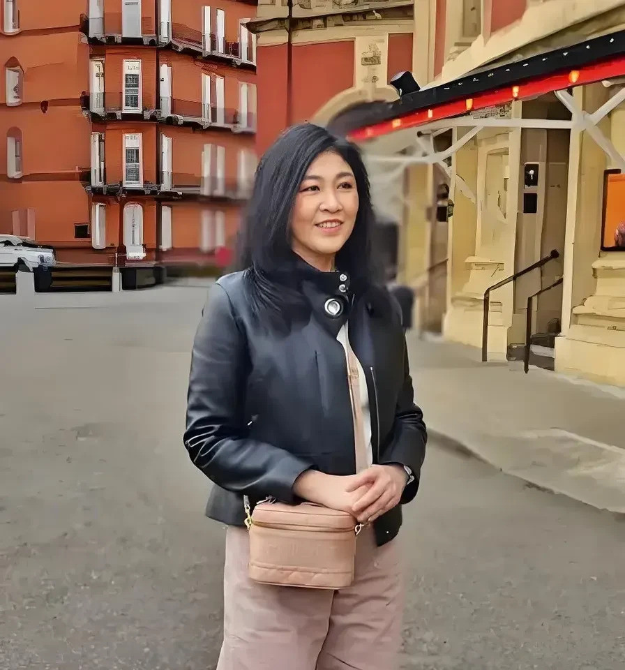 英拉为啥回不了泰国，原来是背了一身债！简直不敢相信，英拉