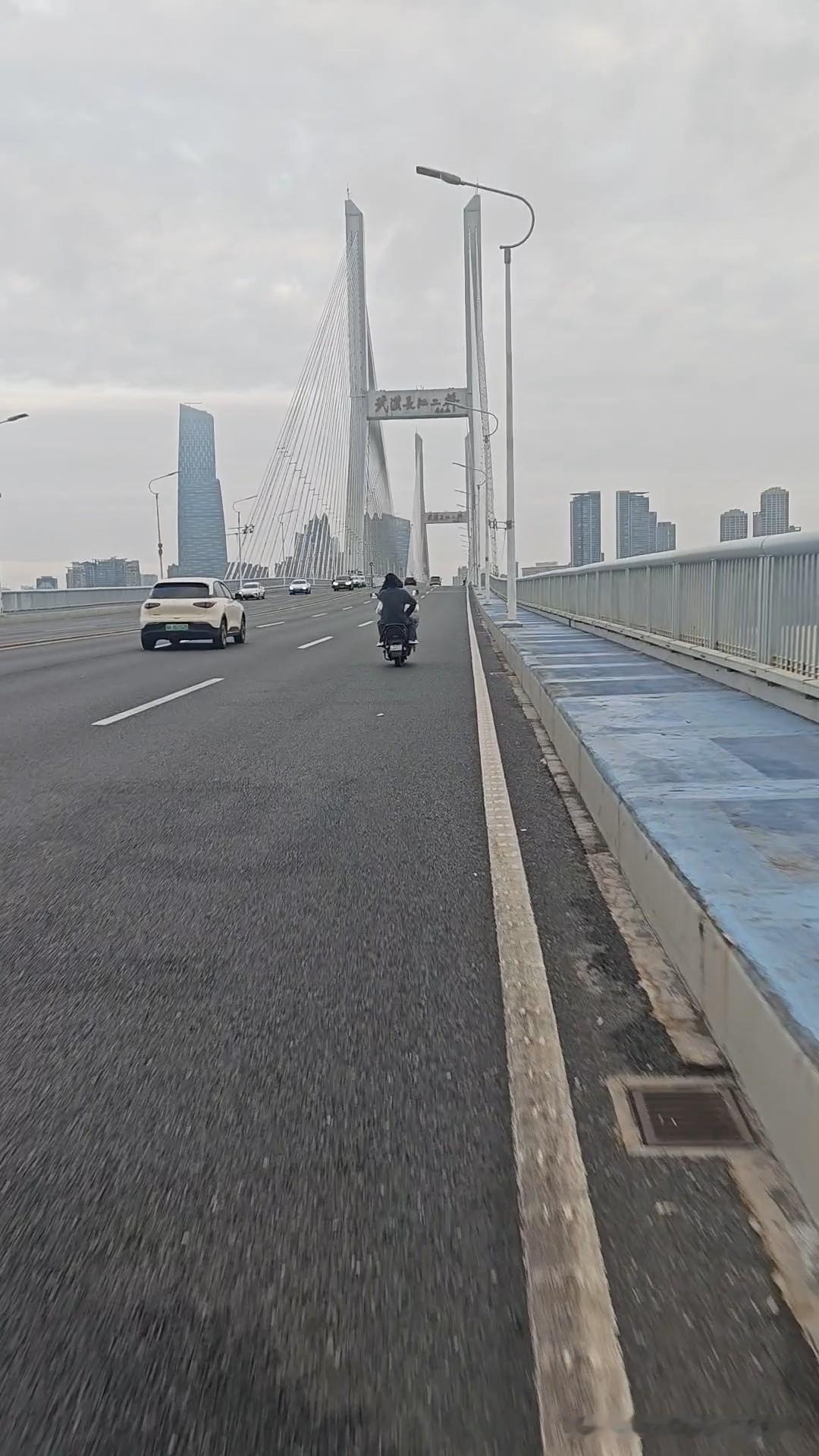 武昌丢一台，汉口丢一台，每天坐地铁上下班：这是通勤鬼才，还是大冤种？身边有个