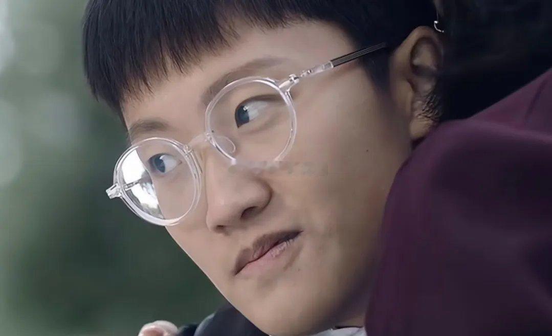 我才发现，佘诗曼新剧《正义女神》里的高成斌，居然是女演员演的，不是男生！也太会演