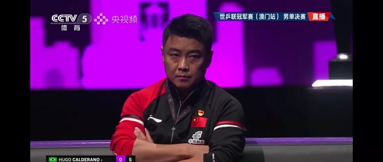 王楚钦和雨果比赛的第三局比分5:5时，镜头给到了王皓，此时的王皓有些紧张了，因为