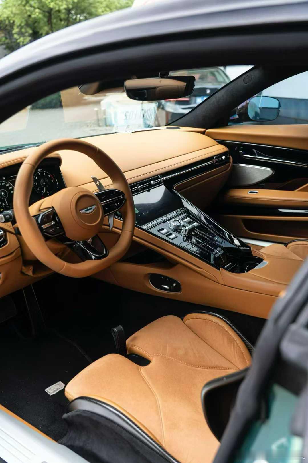 阿斯顿马丁DB122025款4.0TV8选配虹彩祖母绿高性能座椅21"