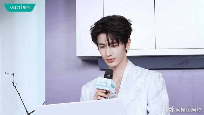 张凌赫今天线下直播活动，状态很好，真的帅的