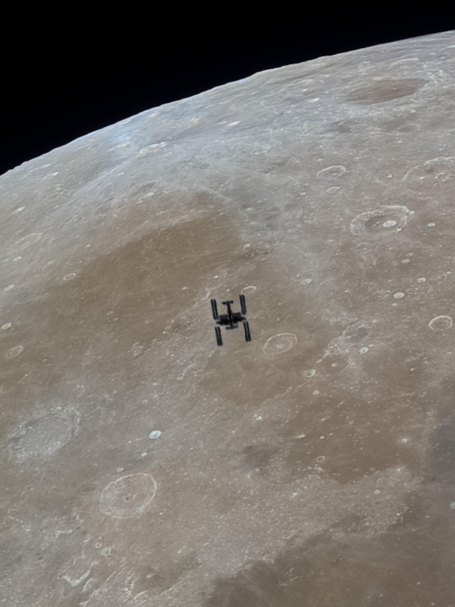 中国空间站凌超级满月！拍摄:沈老思347​​​​