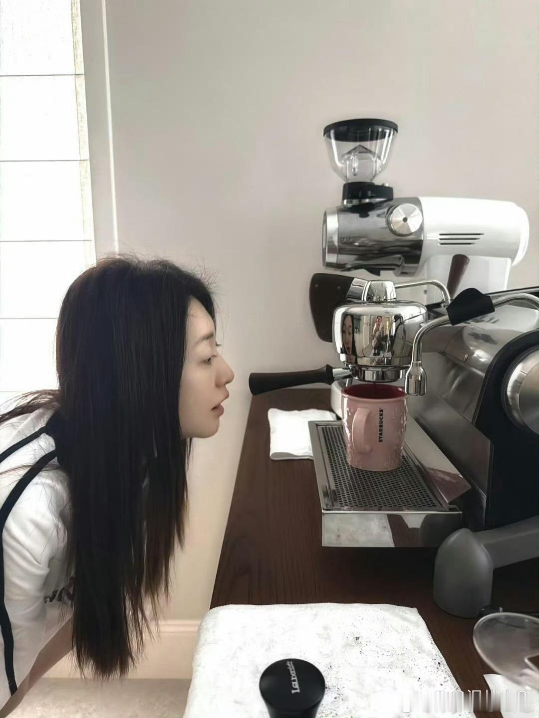 李小冉在家偷闲，自己做咖啡，但拉花效果一般。​​​