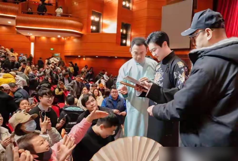 曹云金大连相声专场，开票3分钟就卖光了。现场挤得满满当当，观众举着荧光棒疯