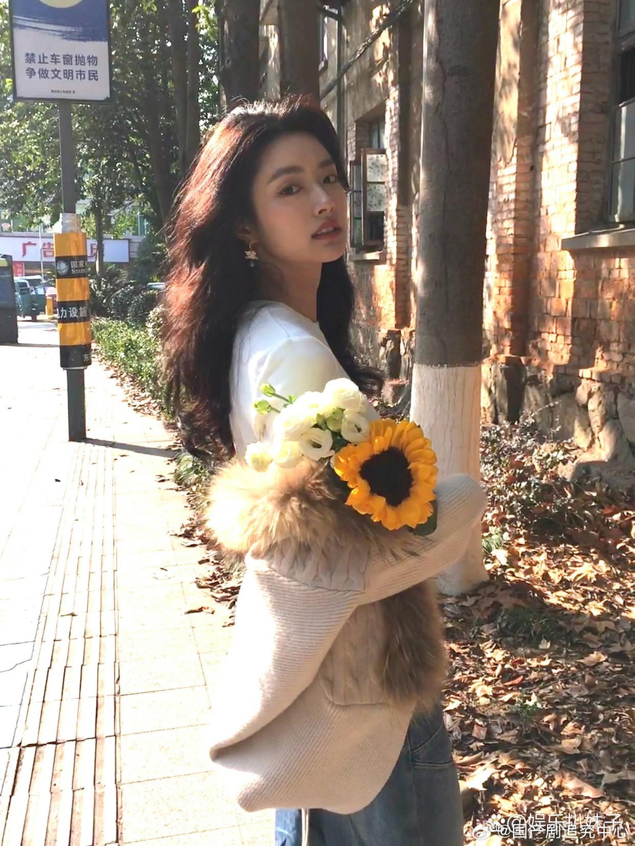 1.关晓彤私下一点没让自己闲着，她一直在物色新男友人选，现在圈内追她的人不在少数