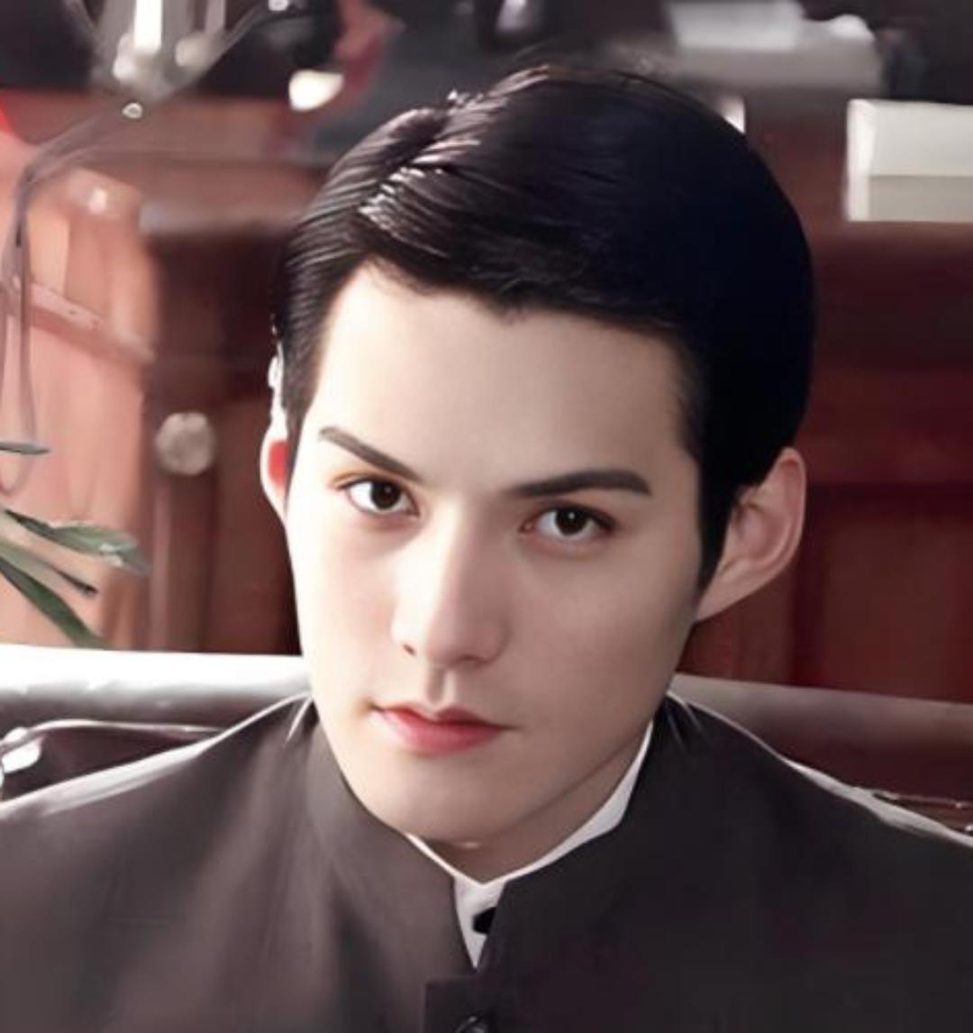 2000年，21岁的严屹宽被上海一个富婆看上，富婆提出用1个亿包养他，日后不用努