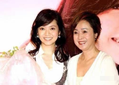 侯佩岑母亲太聪明了，当年女儿和周杰伦谈恋爱，还差一步就能成为“天王嫂”，甚至有人