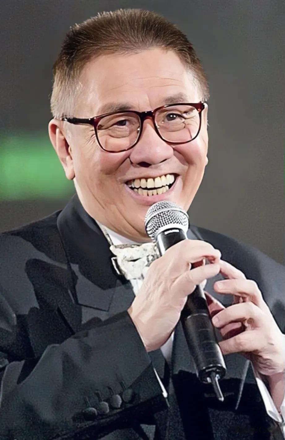杨澜问起黄霑：我很好奇啊，您那句沧海一声笑，涛涛两岸潮是怎么构思出来的？黄霑