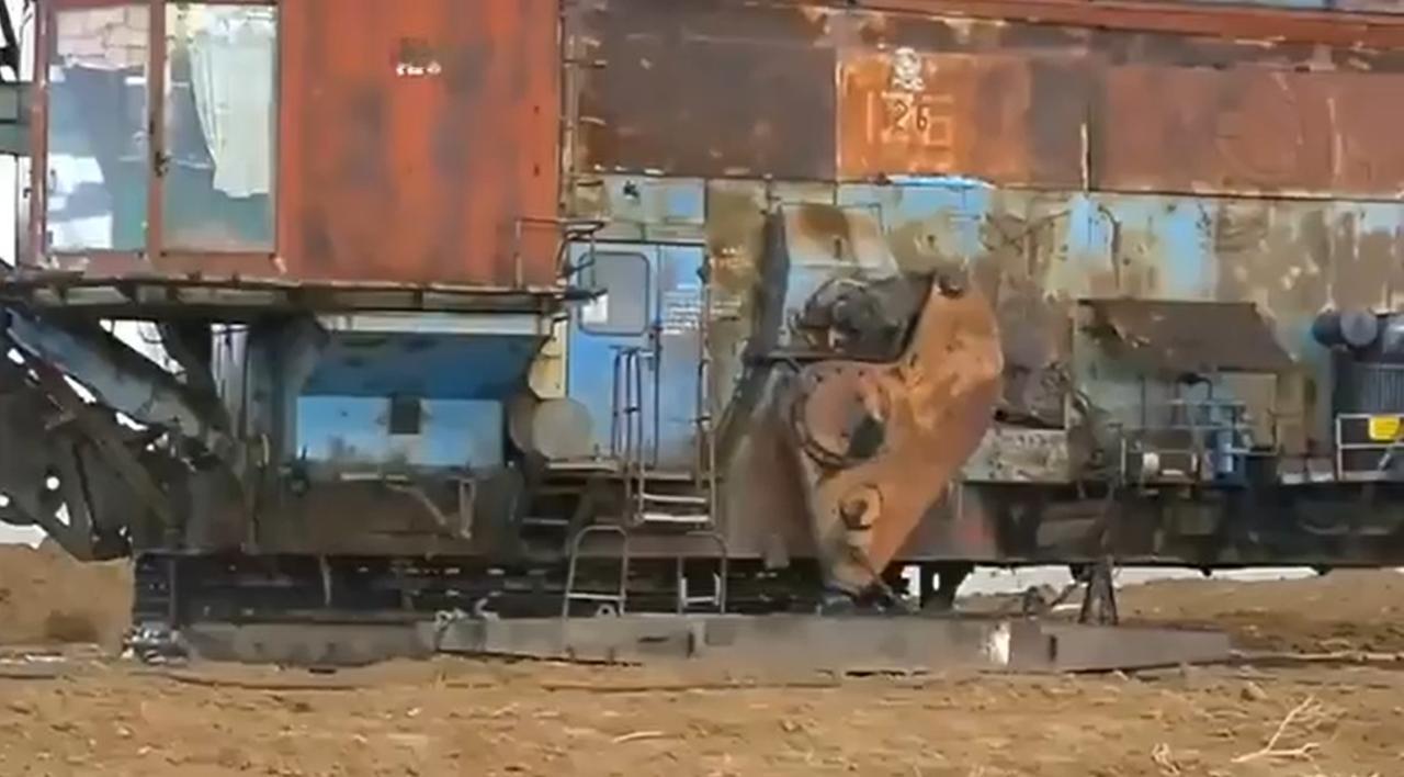 ЭШ6,5/45型苏联1979年生产的步行式挖掘机的视频。这台挖掘机重达280