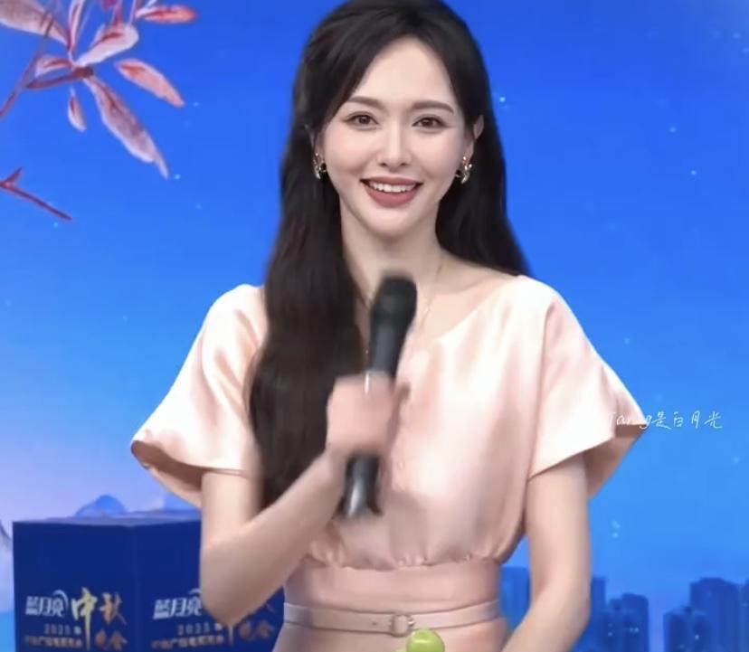 2025年央视中秋晚会太让人期待了，唐嫣在受邀嘉宾之列。晚会10月6日晚8点将在