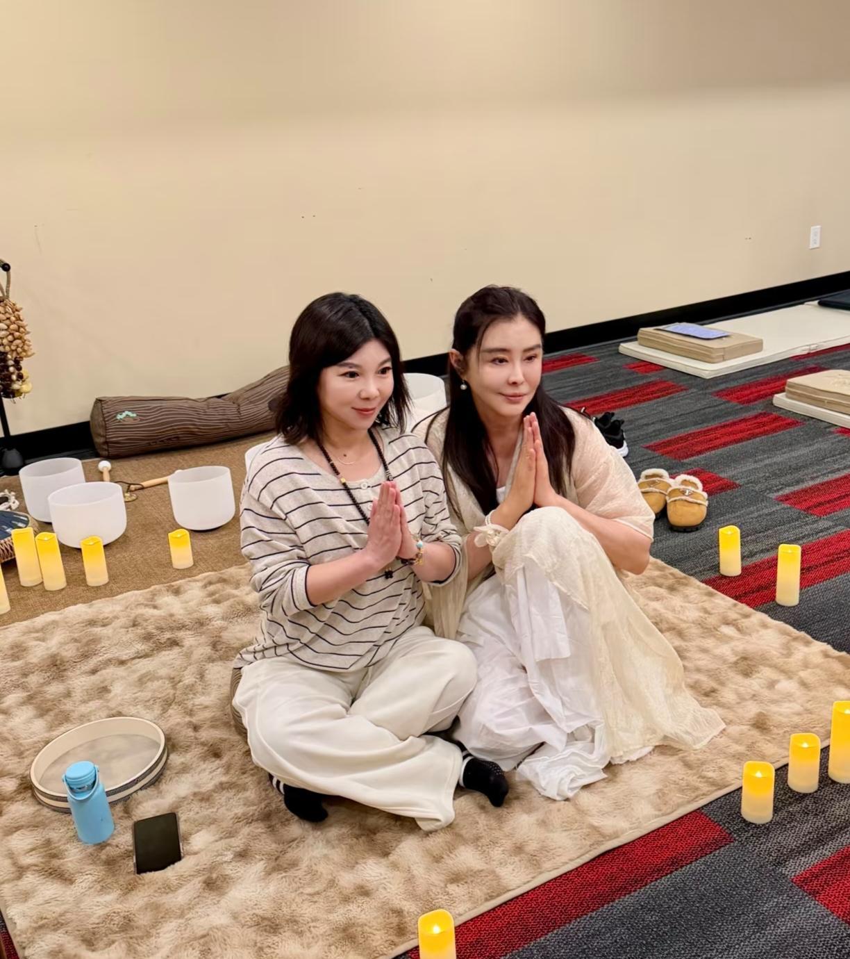 王祖贤在加拿大做音钵疗愈，她罕见的摘掉口罩，露出真容，这哪里还是那个曾经的女神啊