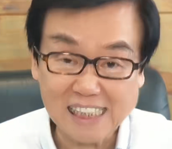 黄百鸣在法庭上让律师为他卖惨求情他说他年纪大了，希望法官不要让他坐牢，同时律师