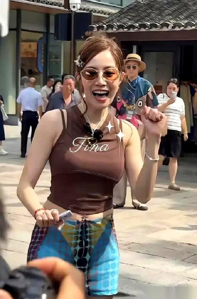 一张唱片能养活大半个滚石的女人，48岁了，在宁波的路边摊吃面。照片里，她没戴口
