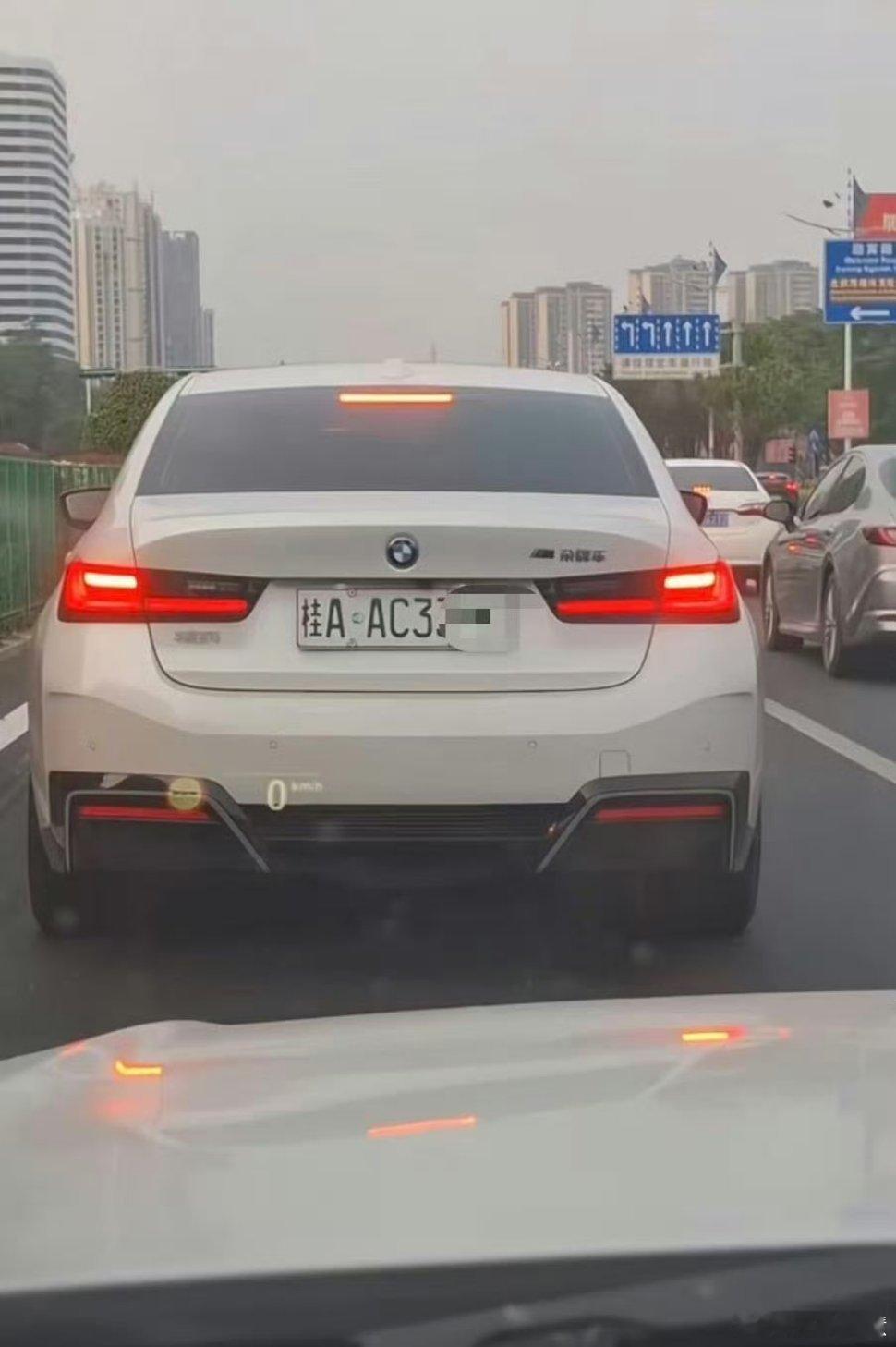 多地新能源车牌绿色变白色看过洗新能源牌照变绿色的视频好看虽然是好看的，但是这个违